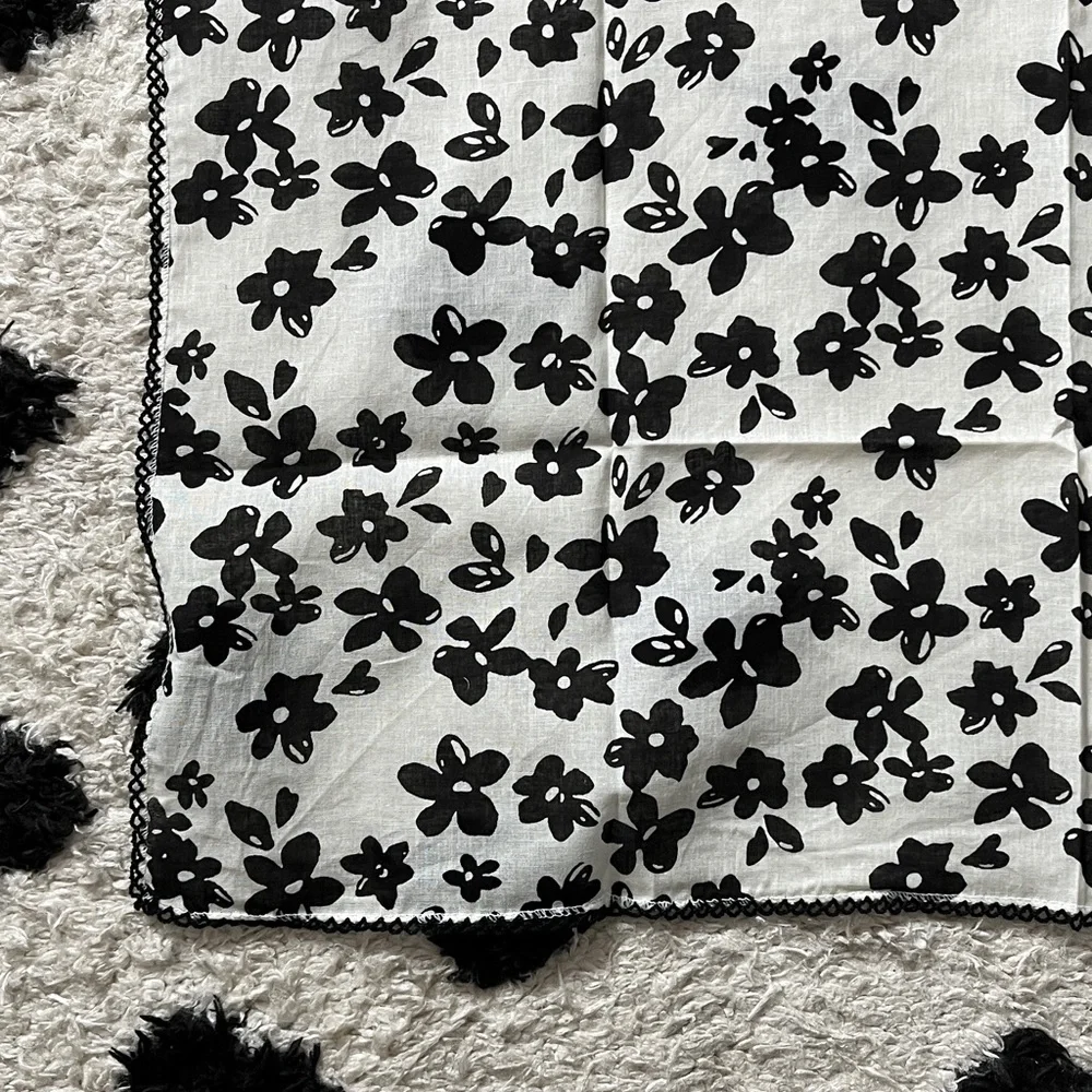Floral Black and White Scarf No brand 27x27